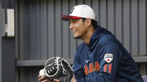 アドバイザーのダル ＷＢＣ日本代表キャンプ 　ブルペンで投球練習を見つめるアドバイザーのダルビッシュ＝宮崎