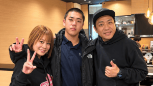 「めちゃイケメン」はなわ、息子とお好み焼き楽しむ家族写真に注目　「顔つきが一気に大人」「パパそっくり」
