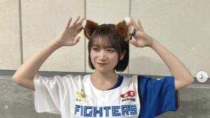 「なんでそんな似合うのよ」秋元真夏、日ハムユニ＆きつね耳で始球式に降臨　「可愛すぎるて！！」「宇宙一大好き」