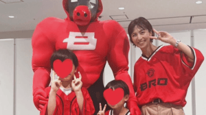 安田美沙子、真っ赤な“ムキムキ”キャラと親子ショット　ほっこり写真に「めちゃくちゃかわいいママ」「笑顔が最高や」