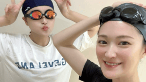 鈴木奈々、水着でお茶目にダブルピース「不眠症解決しました！」　キュートな“キス顔”に注目集まる「水着姿最高」「うわすごい楽しそう」