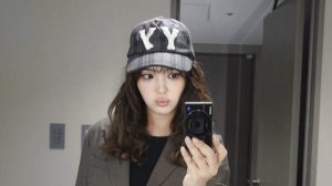 「可愛すぎるんだが」藤田ニコル、大人の雰囲気あふれるジャケットコーデで“キス顔”披露！　ファン熱視線「めっちゃ可愛い」「さすがです」