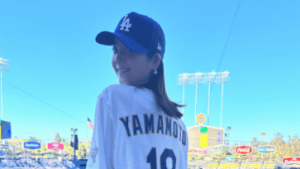 「山本嬉しいだろうなぁ」佐々木希、家族でLA訪れ野球観戦！　山本由伸のユニ着用の近影に「羨ましい」「似合いすぎ！」と注目