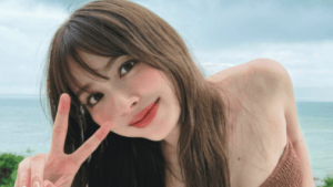 内田理央「まだ夏…だよね？」チューブトップで沖縄の海楽しむ姿に反響　「目の保養すぎる」「おヘソも綺麗なスベスベ美女」