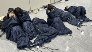 「セクシーすぎる」現役アイドルが台風で“まさかの姿”に　報道番組に映り込み「夢があるな」「別の意味で有名に」