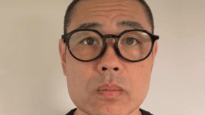 品川庄司・品川祐、老眼鏡+久しぶりの坊主の新ルック！　「なんか若返ってますよ」「ブラットピットやん」
