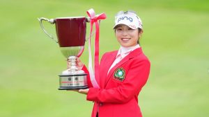 佐久間朱莉、手が震えても「最高にゴルフ楽しい！」 リベンジ優勝にSNS大歓喜「年間女王が見えてくる」