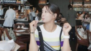 園田彩乃、ニット姿でポテトをぱくり　「かわいすぎる！」「何着ても似合うな」