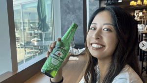 園田彩乃「直飲み好きなんだけど」 Tシャツ&短パンでビール瓶片手の”爽やか”オフショ「分かりみすぎます」「めちゃくちゃかわいい」