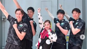 「ホットなメンバー集まりました」髙橋藍＆石川祐希ら“ノリノリ”でおそろいポーズ！　豪華集合ショットが話題に「可愛すぎる」「男子の腕が」