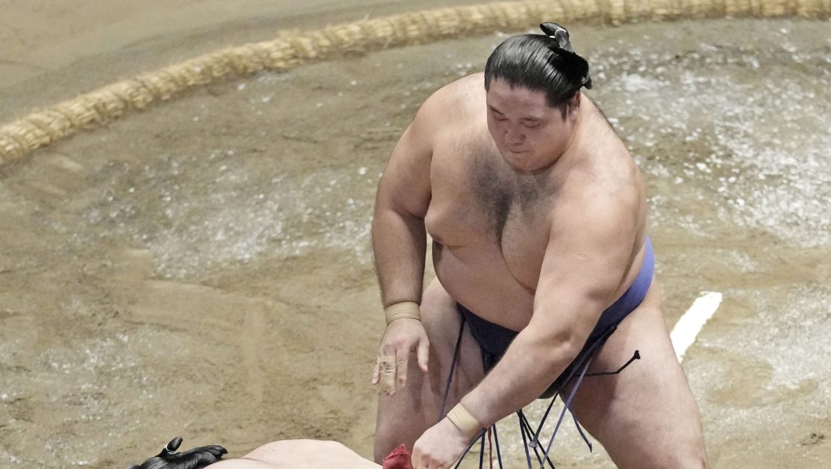 狼雅（奥）が上手投げで熱海富士を破る＝両国国技館