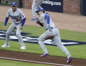 ブレーブス戦の２回、マンシーの飛球を遊撃手が失策し、本塁へ向かうドジャースの三走大谷（右）＝アトランタ（共同）
