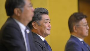 プロ野球中日の新監督に決まり、記者会見でほほ笑む工藤公康氏。右は加藤宏幸球団社長＝１５日午前、名古屋市
