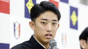 米球界を志望している横浜高の織田翔希＝１５日、横浜市