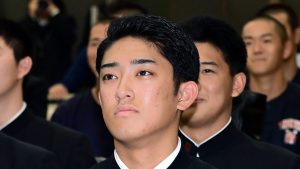 プロ野球ドラフト会議で巨人から１位指名を受けた神奈川・横浜高の織田翔希投手。米球界入りを希望している＝２２日午後、横浜市