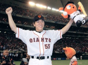 ２００２年１０月、ヤクルト戦で５０号本塁打を放ち、ファンの声援に応える巨人現役時代の松井秀喜選手＝東京ドーム