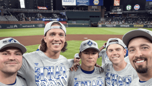 「大谷の兄貴入れたってや！」山本由伸、ウィル・スミスらと肩組みNLCS進出を祝う写真に注目　「かっこよい」「仲良しバッテリー組」