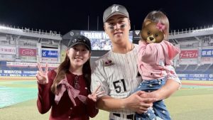 山口航輝「あと2本打ちたかった」　シーズン後の仲良し家族ショットにファンねぎらい「希望と感動をありがとう」「来年こそ！」