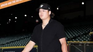 村上宗隆、“全身ブラック＆金ピカ腕時計”姿で球場入り　私服ショットに反響「さあ行こう、ムネ！」「日本から全力で応援しています」
