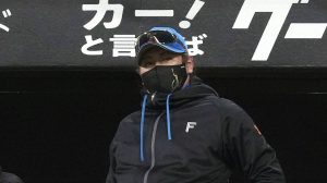 試合見守る新庄監督 日本ハム―楽天２４ 　１２回、試合を見守る日本ハム・新庄監督
