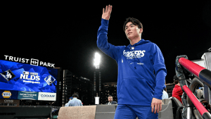 山本由伸、敵地で掲げた勝利の右手！　7回10奪三振の快投に視線集中「we love yoshi」「いるだけで心強い」