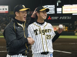 プロ初登板勝利を挙げ、金本監督（左）に祝福される阪神・高橋遥＝甲子園