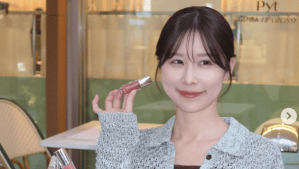 「可愛いっす」有村藍里（36）、リップブロス持ってほほ笑む近影に絶賛の声続々！　「相変わらず綺麗」「癒されます」