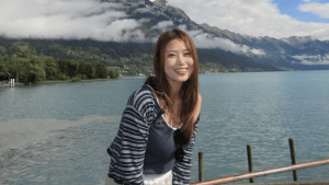「肩が良き」稲村亜美（30）、“愛の不時着”ロケ地で念願の聖地巡礼！　ラフな黒キャミコーデに「マジで美し過ぎ！！」「似合うなぁ」