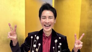 「日本一お若い71歳」郷ひろみ、誕生日に巨大ケーキの前で“ダブルピース”　笑顔の1枚に祝福殺到「ずーっと私達の王子様でいて」