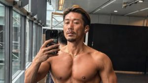 「20代前半にしか見えません」金子賢、50歳の誕生日に披露した“衝撃ボディ”に騒然！　「日本で最もかっこいい50代」