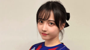 「ビジュ神やん」147cm現役アイドル、FC東京ユニで“ハットトリック級”のキュートなショット　「これは最強」「重くないですか？」