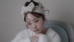 「天使すぎる」本田望結（22）、白いふわふわの部屋着姿を披露！　“考え事ちゅう”の表情にファン注目「何考えてるの？」「それもまた美しい」