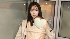 「人生初っ端からオシャレ」　藤田ニコル、愛娘を抱く“おしゃれママ”姿に「綺麗なお母さん」「見る度抱っこ紐変わってる」