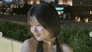 「めっちゃ可愛い」完熟フレッシュ・池田レイラ（21）、ナイトプールで“背中ざっくり”黒水着でファンを悩殺！　「どーやったらそんなデカなるん笑」「大人になったね」