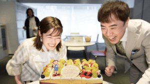 「なんて良い写真」井上咲楽（27）、『新婚さんいらっしゃい！』で誕生日祝われはじける笑顔ショット　「素晴らしい」「素敵ですね！」