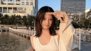 「色っペーす」重盛さと美、フジテレビをバックに白タンクトップのリラックス姿　「どきっとした」「可愛すぎます」
