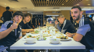 「しっかり食べて」町田ゼルビア、小川航基らの“ほっこり”食事風景を公開