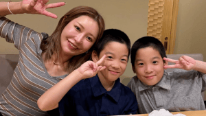 金田久美子“おすしデート”　双子子役との仲良し3ショットに「双子ちゃんのお姉さん」「親子みたい」