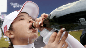 「最高の飲みっぷり！」吉田優利、初V直後の“シャンパンラッパ飲み”にファン爆笑　「さすが、居酒屋の看板娘」「美味しそ～」