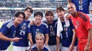 「後から合成された？」久保建英ら、キリン杯優勝の“仲良しメンバー”に違和感　鎌田大地の扱いにネットツッコミ