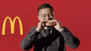 長友佑都「青春続行！」　マクドナルド新CMで全力熱唱！　「ウルフルズに見えた」「本当は美声」と歌声にも注目集まる