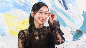 「一瞬別人かと」浅田舞（38）、美デコルテ透けるブラックドレス×レアなメガネ姿でファン魅了「超美人」「神々しい」